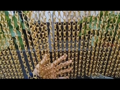 پرده فلزی با زنجیر قلاب آبی در یا پنجره با پرده پرنده