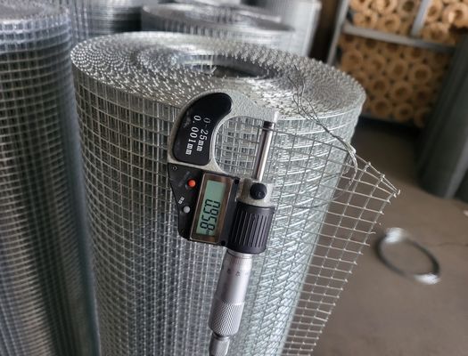 2.5-25cm سوراخ 1 2 گالوانیزه Welded Wire Mesh با 1mm-10mm قطر 0.4-2m عرض محدوده