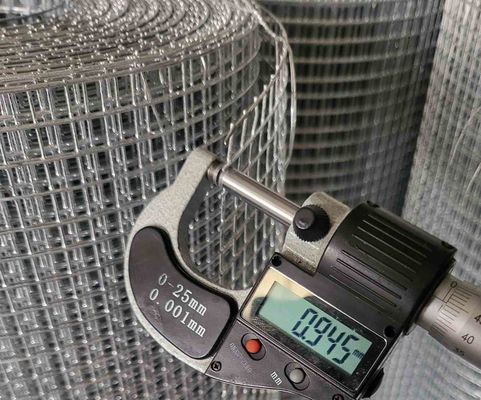 2.5-25cm سوراخ 1 2 گالوانیزه Welded Wire Mesh با 1mm-10mm قطر 0.4-2m عرض محدوده