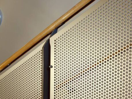 توری فلزی سوراخ‌دار گسترده با استحکام بالا، طراحی انعطاف‌پذیر مناسب برای حصارکشی امنیتی و سیستم‌های تهویه