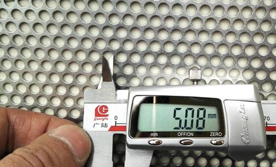 صفحه فلزی سوراخ‌دار برش دقیق ایده‌آل برای پنل‌های آکوستیک و سیستم‌های فیلتراسیون هوا در ساختمان‌های تجاری