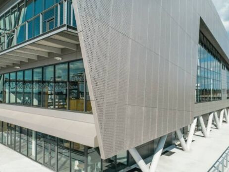 توری سیمی سوراخ‌دار گالوانیزه، ماده‌ای بادوام و مقاوم در برابر زنگ‌زدگی، ایده‌آل برای توری تهویه و ساخت‌وساز