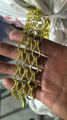 پرده فلزی زنجیر قلاب آلومینیوم آنودیزه با اندازه قلاب 1.5x9x17mm و پایان طلایی رز